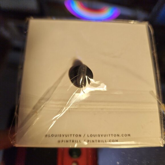 Rare Louis Vuitton Volez Voguez Voyagez Exhibition Limited Edition Truck Pin - Picture 3 of 5